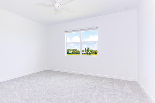 Building Photo - 630 SE Lk Fls St