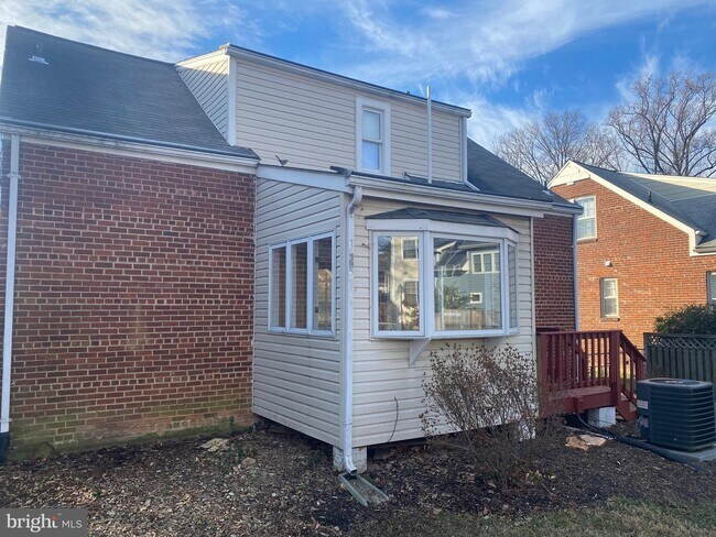 Building Photo - 2129 N Troy St