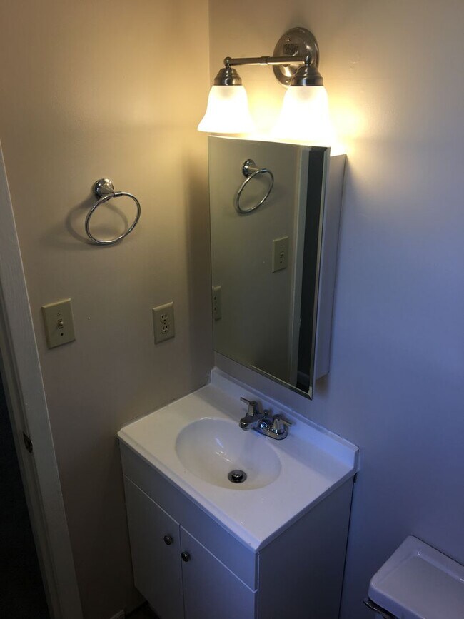 Building Photo - 2 Bedroom 2.5 Bath Townhome in Spicewood Townhome Community