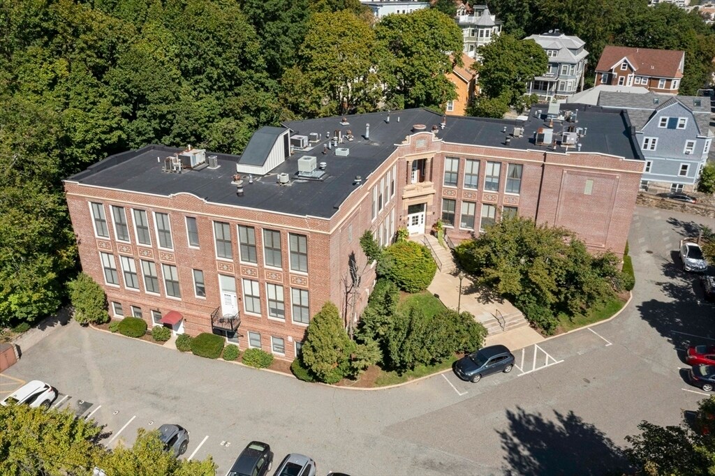 Building Photo - 841 Parker St