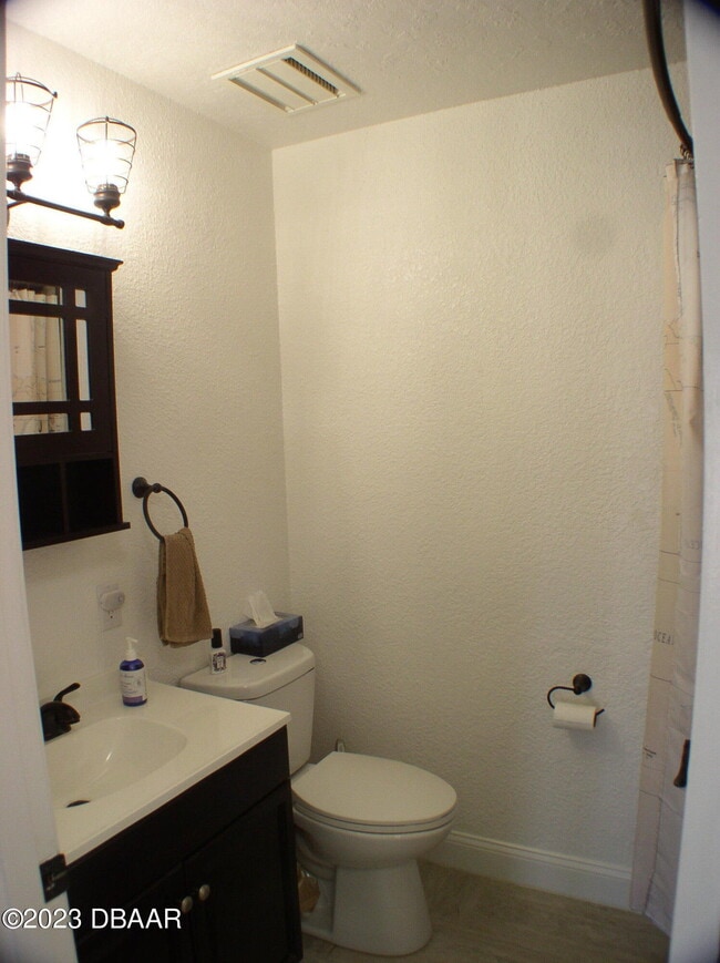 Building Photo - 8 Taxiway Lindy Loop