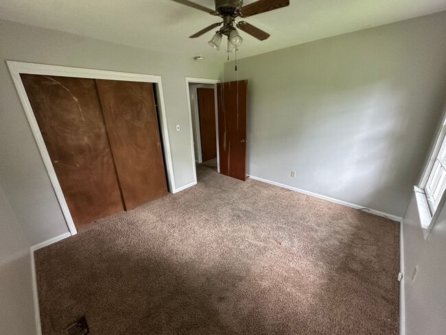 Building Photo - 3 Bedrooms, 1 Bathroom - Lindale House