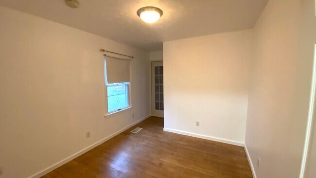 Building Photo - 1431 E Paris Ave