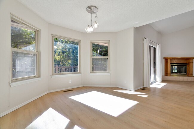 Building Photo - Beautiful 3-bedroom 2 bath Home in Bella V...