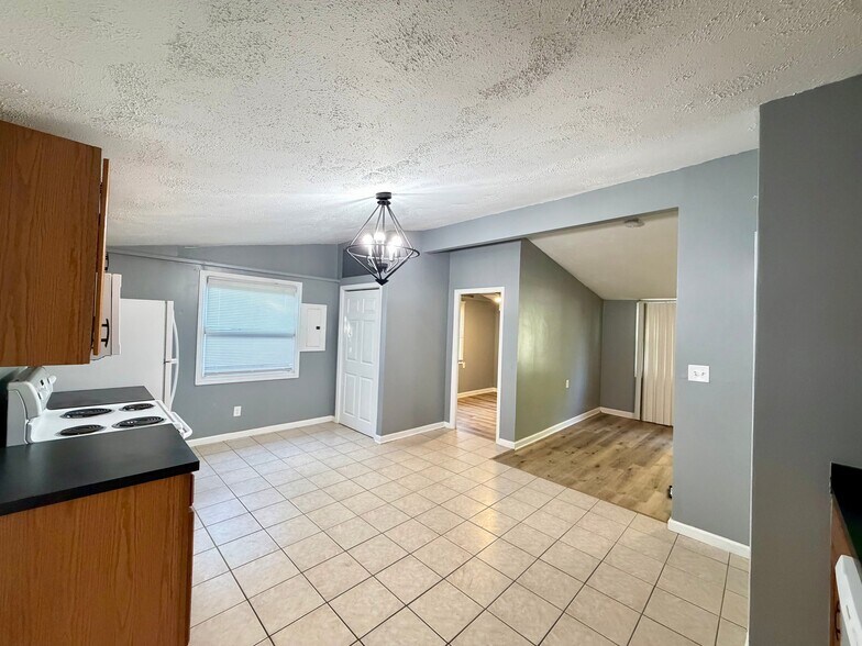 Building Photo - 2511 S Ruston Ave