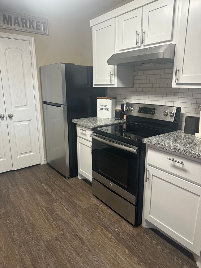 Building Photo - 4 bed 2 bath 1 car garage on Flint Avenue!