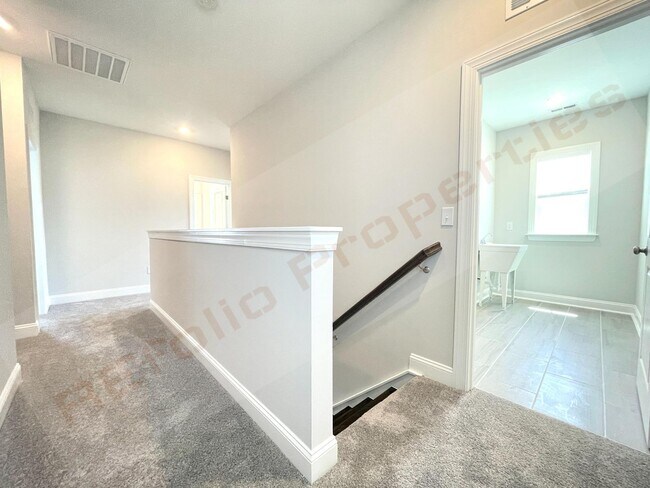 Building Photo - Gorgeous 4 Bedroom 3 Bath Home with Fiber ...