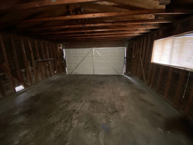 Building Photo - Spacious home Available Now!