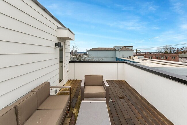 Building Photo - 319 Malden Ave E