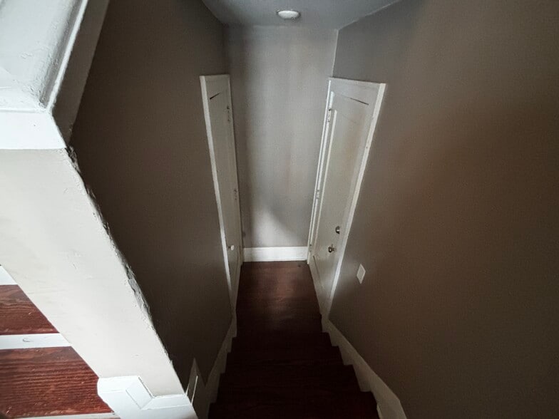 Building Photo - 523 S Mill St