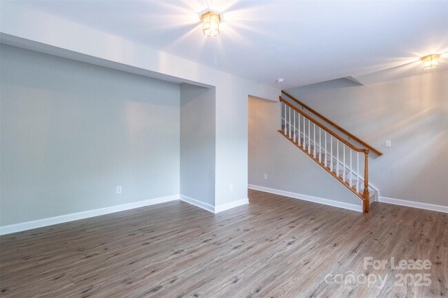 Building Photo - 9618 Blossom Hill Dr
