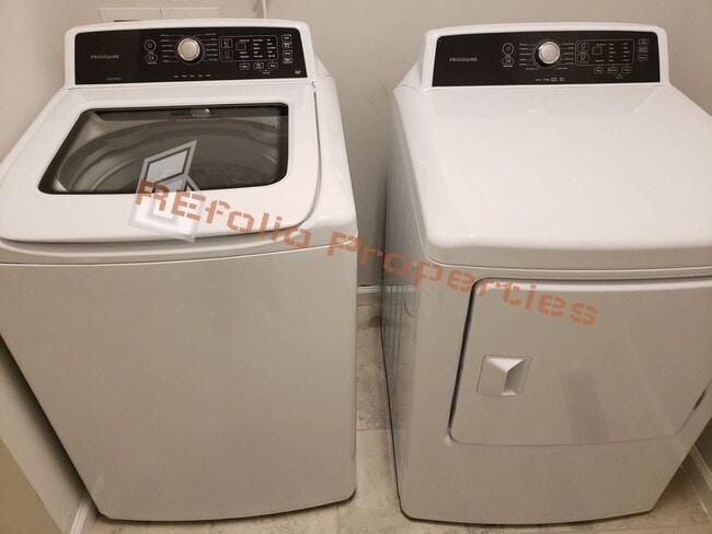 Building Photo - Beautiful 3 Bedrooms 1-Car Garage End Unit Townhouse, May 7th!