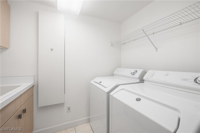 Building Photo - 8231 Bay Colony Dr