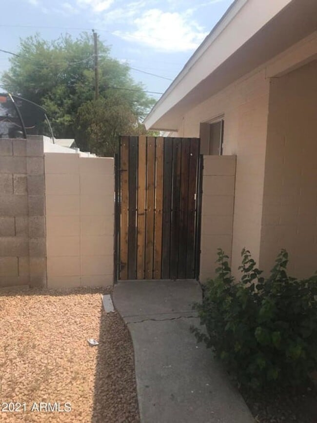 Building Photo - 4 Bed 2 Bath