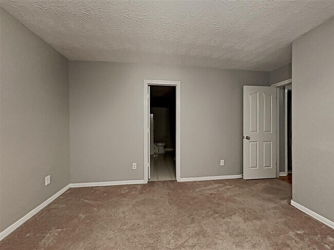 Building Photo - 4830 Edgegate Dr