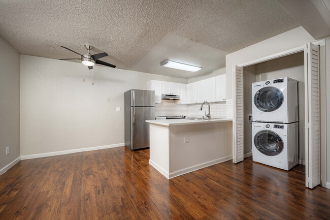 Breakwater 1 Bed, Kitchen - Breakwater Apartments