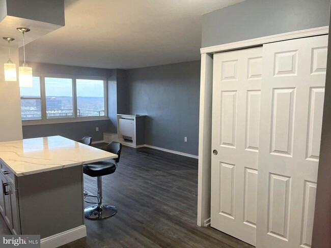 Building Photo - 1407 Barclay Towers