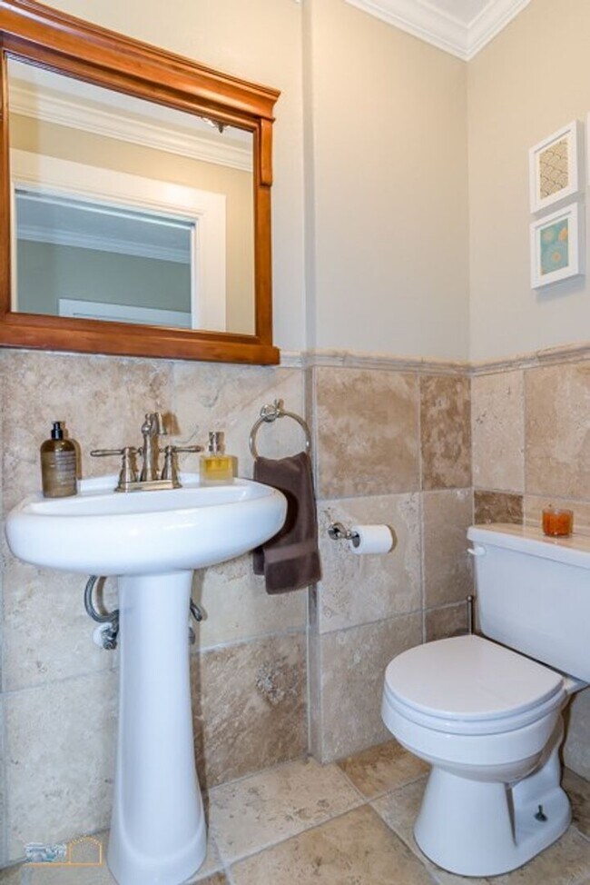 Building Photo - Trailside Living: 5BR Home Steps from Sanitas & Pearl Street