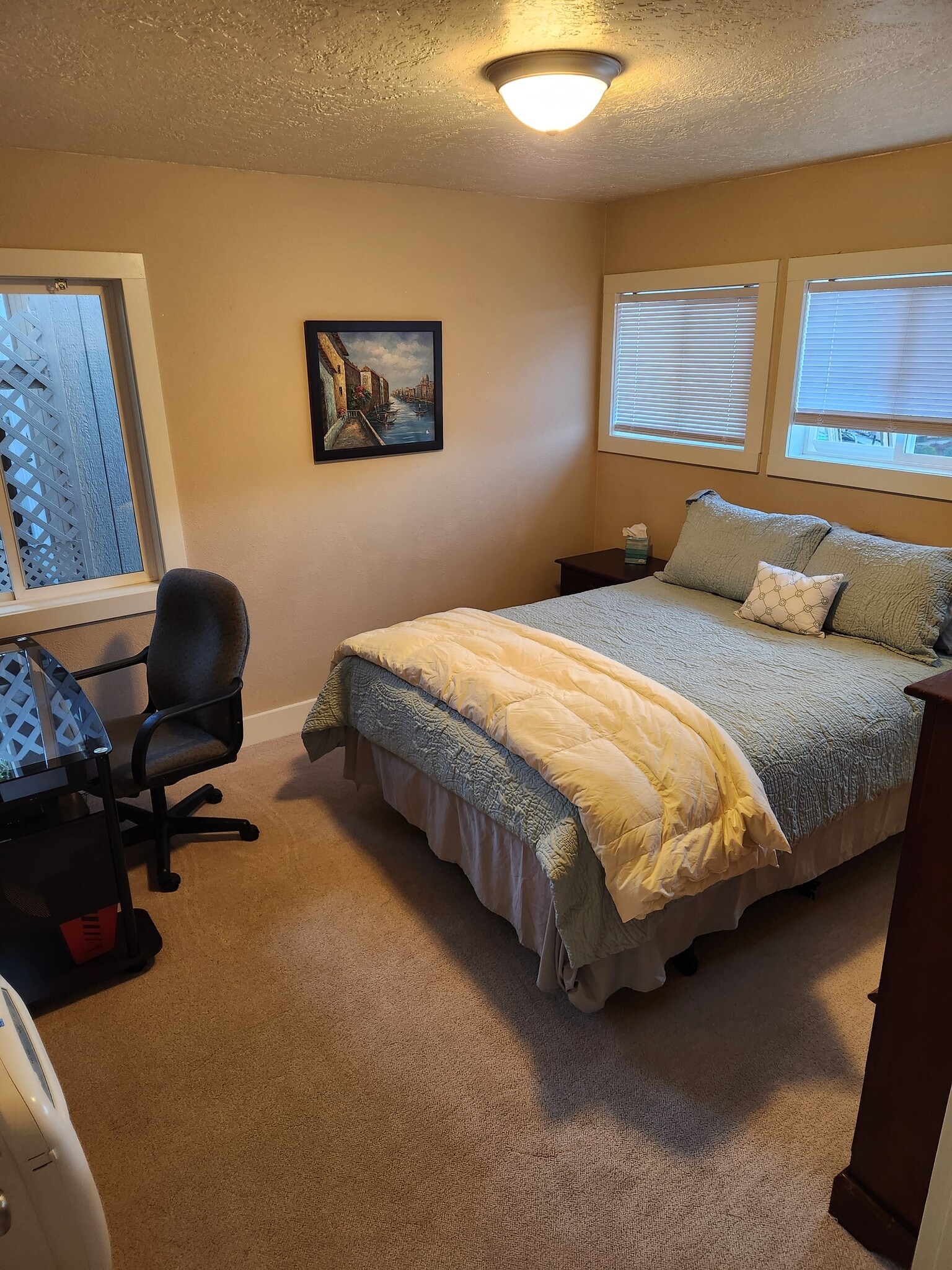 2nd bedroom with work desk - 6050 SW Taylors Ferry Rd