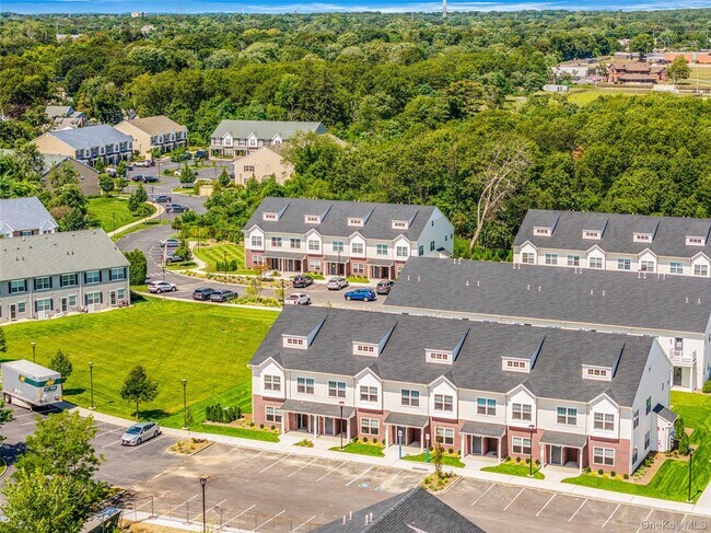 Building Photo - 725 Eastview Dr