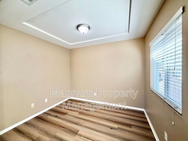 Building Photo - 29751 Maxmillian Ave