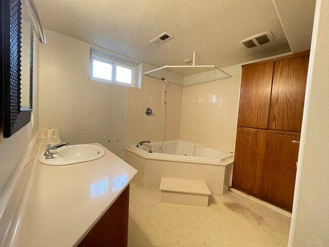 Building Photo - 3-Bedroom Home in SE Portland!