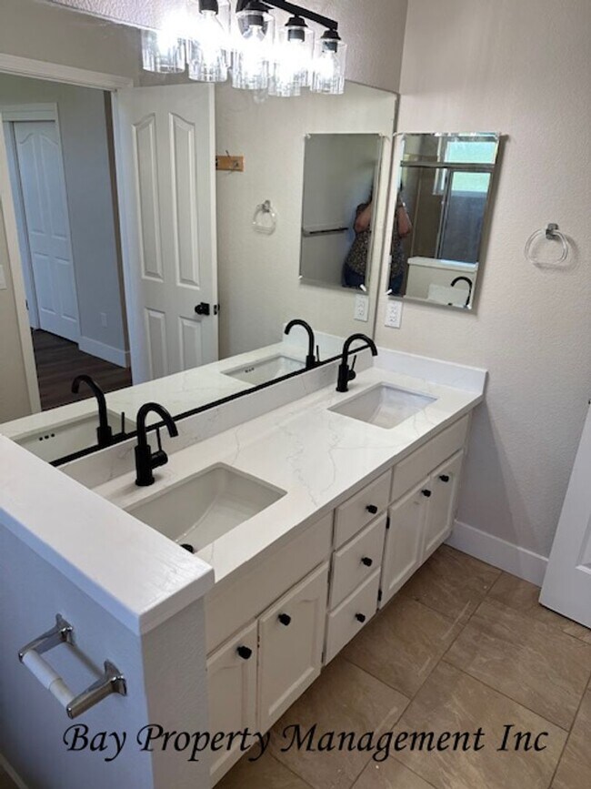Building Photo - Nicely Updated 3 bedroom, 2 bath Home in t...
