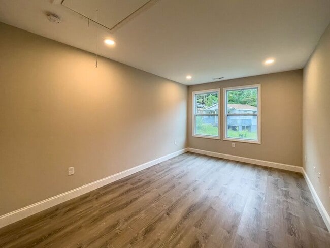 Building Photo - 5 Lofty Vw