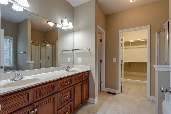 Building Photo - 4-Bed/3-Bath with Bonus Rm. in Spring Hill!
