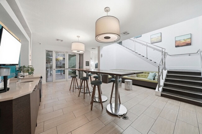 Building Photo - 1702 W Cleveland St