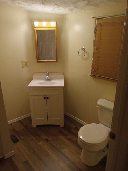 Building Photo - 307 Della Ave