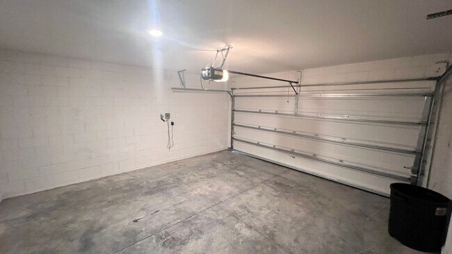 Building Photo - Beautiful 3 Bedroom, 2 Bathroom Home near ...