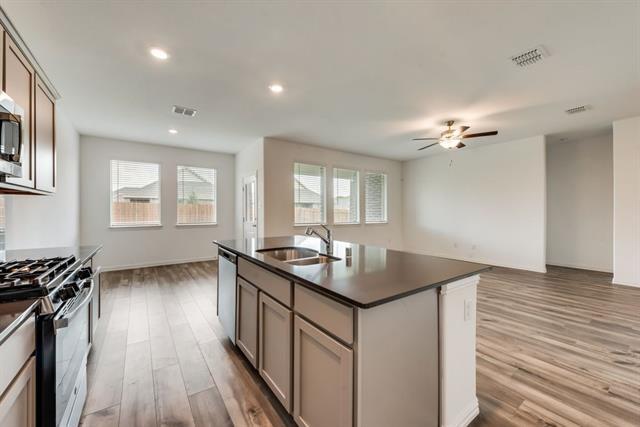 Building Photo - 1833 Lake Grove Dr