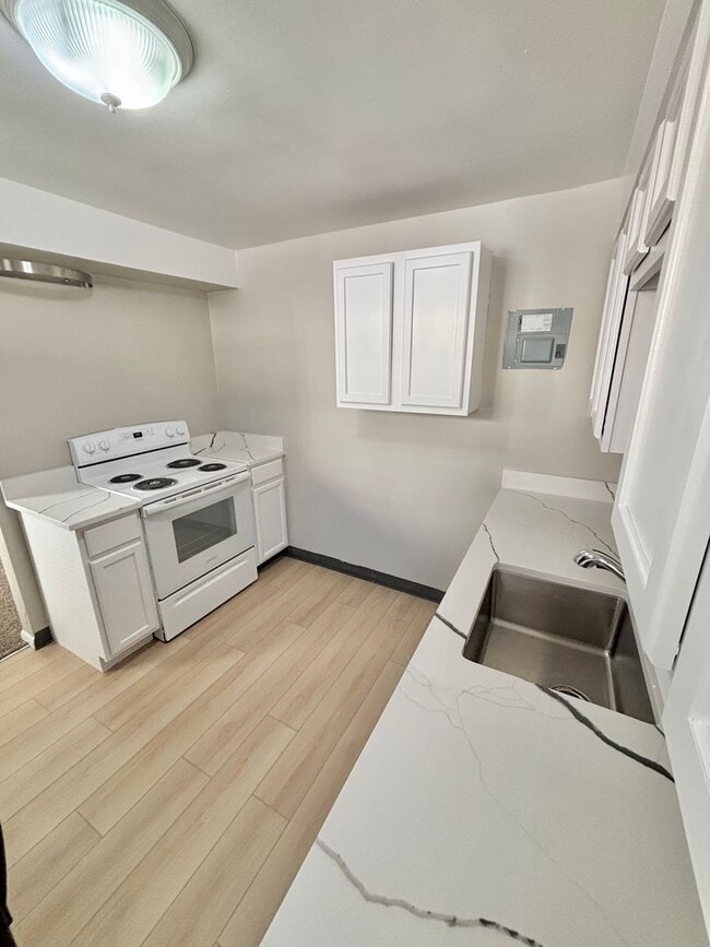 Building Photo - Remodeled Two Bedroom in University District-Next to DU!! New Carpet, In unit Washer/Dryer & More!!