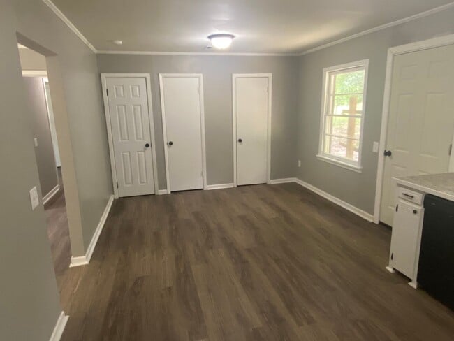 Building Photo - Newly Remodeled!