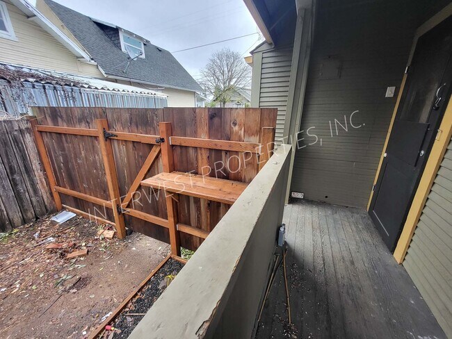 Building Photo - 329 SE 79th Ave
