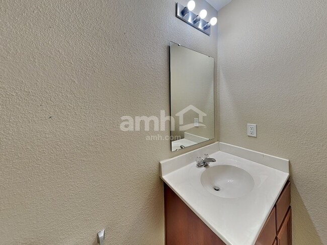 Building Photo - 1622 Carriage Cir