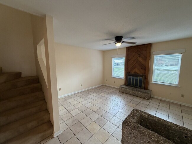 Building Photo - Townhouse for Rent