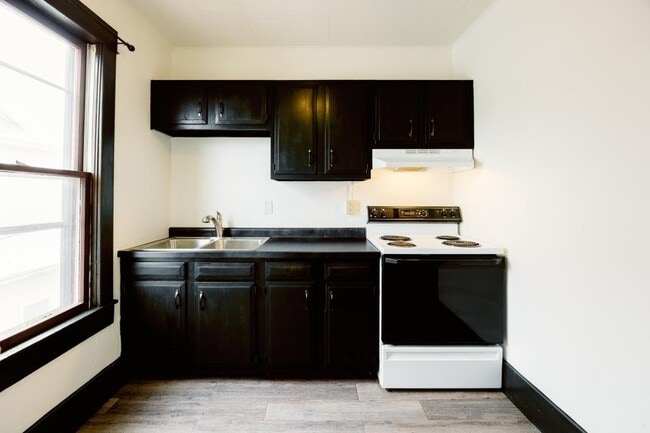 Building Photo - 218 1/2 W 7th