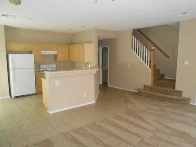 Building Photo - Beautiful Spacious Townhome in Gated Commu...