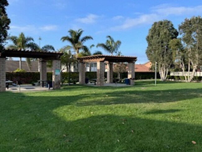 Building Photo - Beautiful 2 Bedroom, 2 Bathroom Oxnard Con...