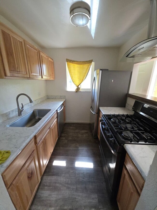 Building Photo - Welcome home to this beautifully updated 2...