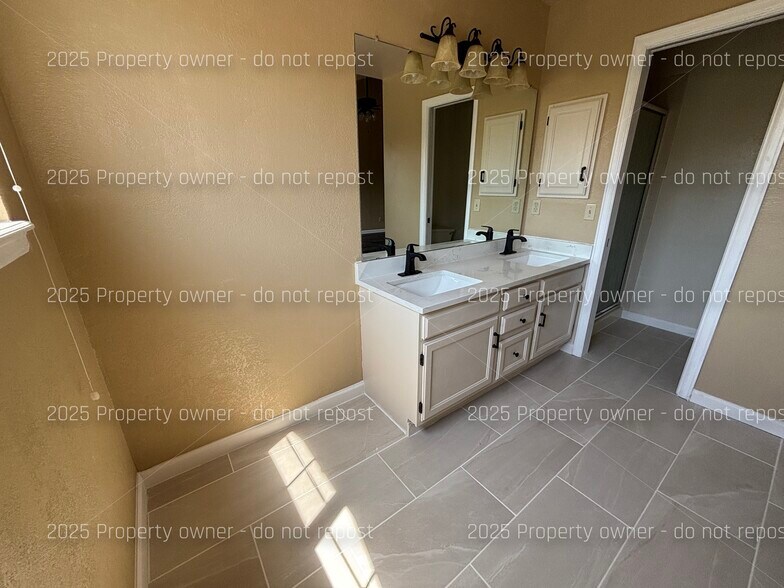 Building Photo - 2010 S Xenia Way