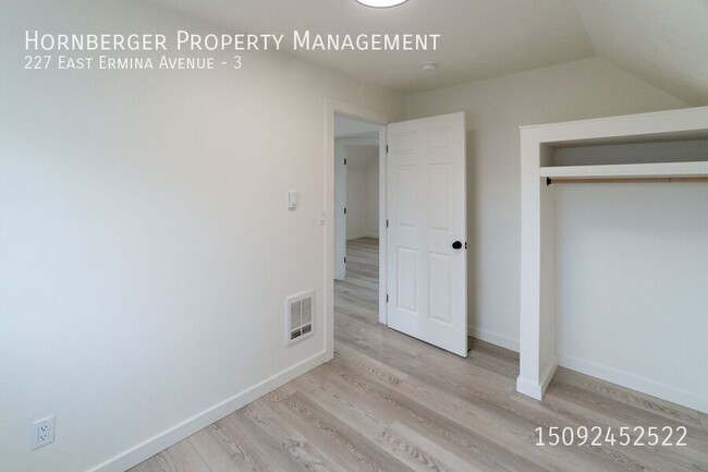 Building Photo - Newly Remodeled 2 Bed 1 Bath Unit!