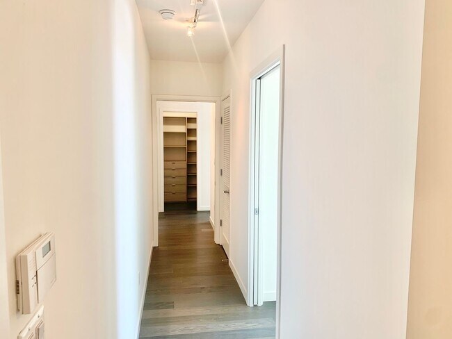 Building Photo - HIP 2BR/2BA Inner Mission Boutique Condo w...