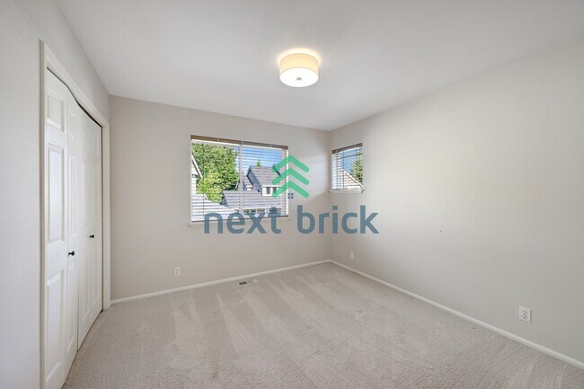 Building Photo - Quiet and Spacious 5-Bedroom Haven w/ 2.5 Baths – 2420 Sq Ft of Comfort Awaits!