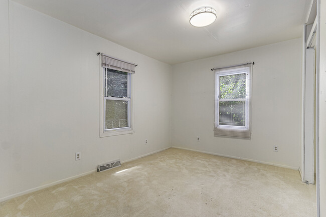 Building Photo - 1119 N Twyckenham Dr