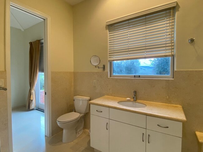 Building Photo - Beautiful 1 BD / 1 BA Granny Unit in Count...