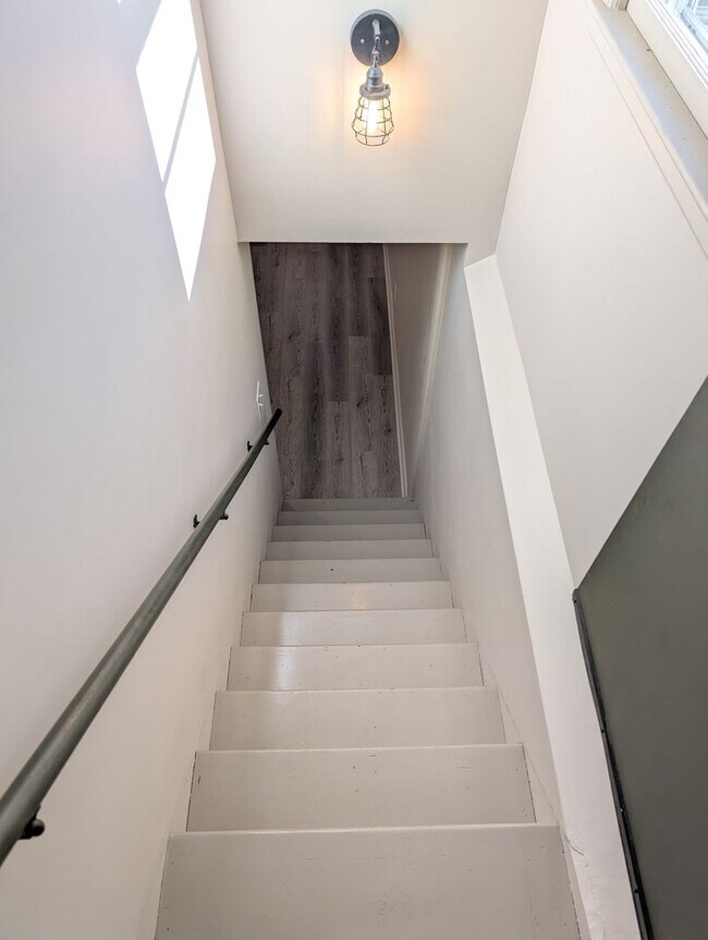 Building Photo - Great West Asheville Location!