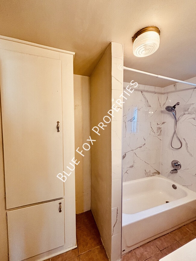 Building Photo - 3707 E Glenn St